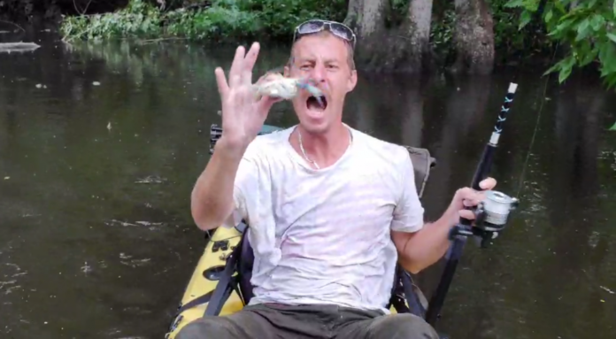 Un pêcheur Twitch attaqué par un crabe en direct
