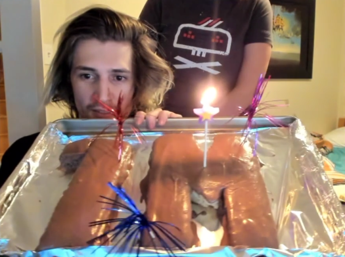 xQc célèbre 1 million d'abonnés sur YouTube avec un gâteau fait maison
