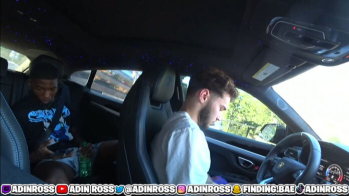 Le streamer Twitch Adin Ross surpris en train de texter Le streamer Twitch Adin Ross surpris en train de texter et de conduire